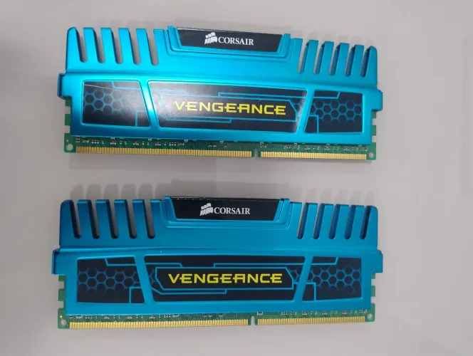 Memória RAM DDR3 2 x 4 GB