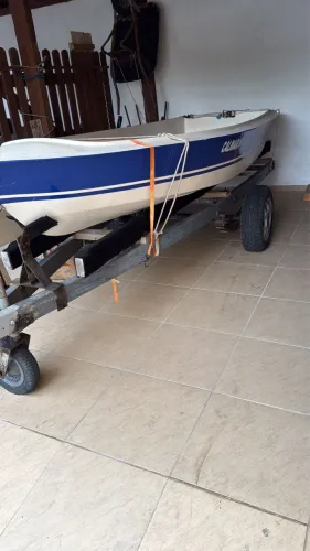 Vende-se barco com motor e carreta