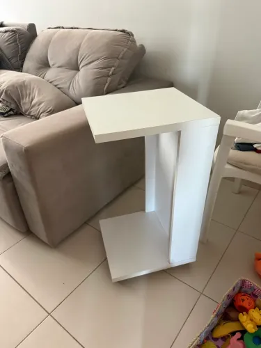 Mesa de apoio lateral com rodinhas da Tok Stok