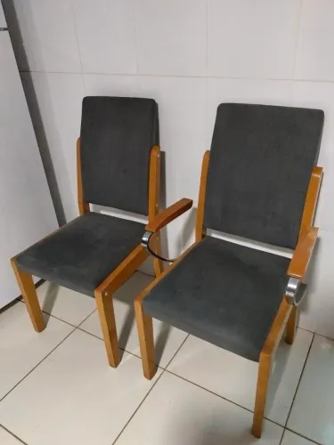 Seis cadeiras acolchoadas