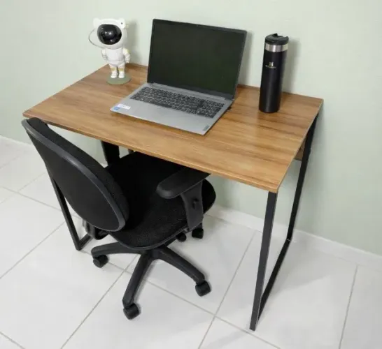 mesa com pés de ferro para estudo 
