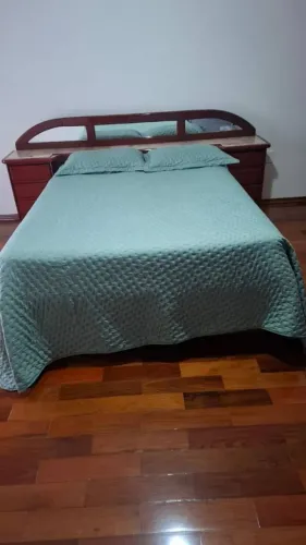 Cama de Casal Completa - Estilo Clássico / Mogno com Cabeceira Funcional