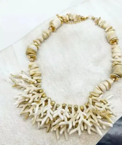 Colar resinado, cor creme