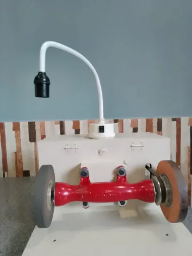Máquina para afiar alicate de unhas.