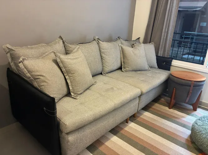Sofá, mesa com cadeiras, cortina, puff, barzinho e quadro