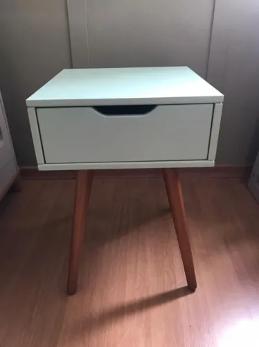 2 mesas de cabeceira com gaveta