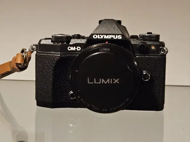 Câmera Olympus OM-D E-M5 mark II + Lente Lumix 20mm F1.7 + Lente Yi 42.5mm F1.8