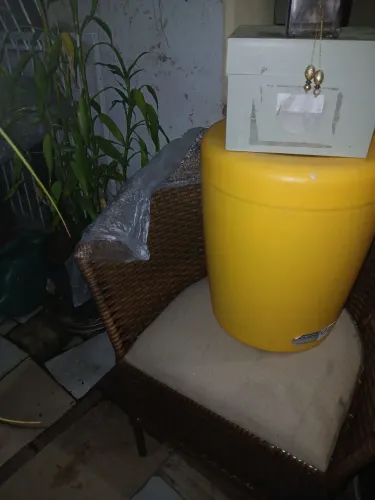 Vendo baú antigo mas um puf baú.