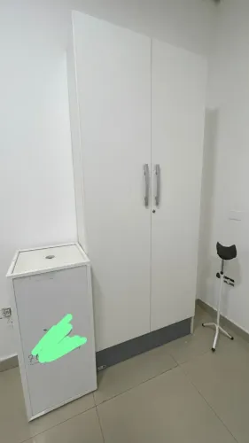 Armário alto 2 portas, coletor e apoio de braço