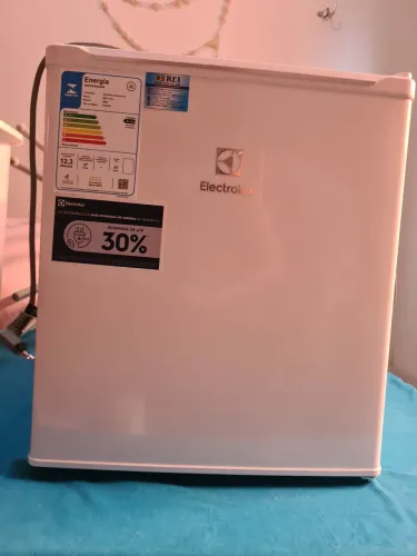 Vende-se Frigobar Electrolux 
