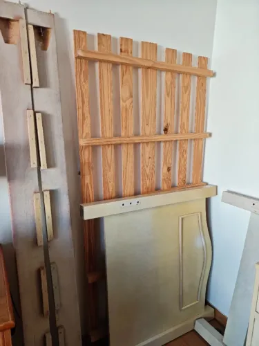 Cama de solteiro em madeira maciça