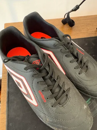 Chuteira Umbro semi nova Society