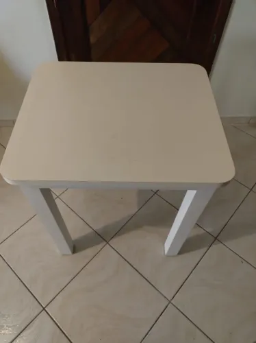 Mesa de madeira maciça <br>250 reis.