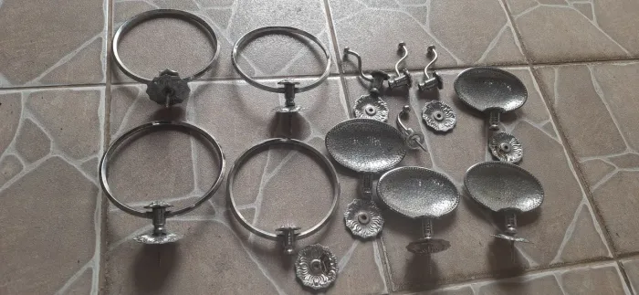 Vendo 4 saboneteira, 4 porta toalha redondo e 4 porta toalha pino. Todos os itens de metal