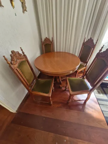 Mesa com cadeiras  colonial