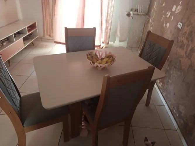 Mesa seminova sem danificações