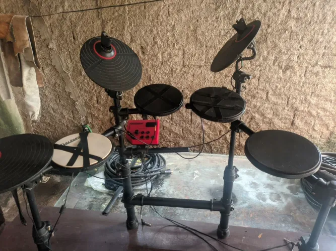 Bateria eletrônica- reaproveitamento de peças ou treino para iniciantes 