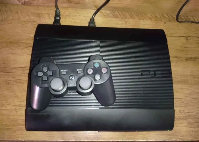 Playstation 3 Super slim conservado com mais de 1000 jogos. Sem defeitos. Aceito cartão 