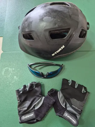 Capacete, óculosce luva para ciclismo.