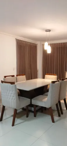 Vendo mesa de jantar semi nova com 6 cadeiras em MDF