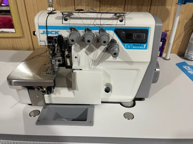 Máquina interlock industrial jack.