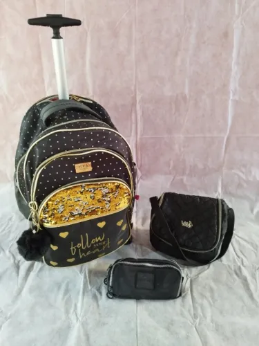 Mochila Escolar KIKA c/ Rodinhas 360º + Lancheira + Estojo R$99,99