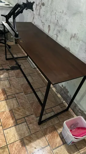Mesa de escritório estilo industrial em ótimo estado.