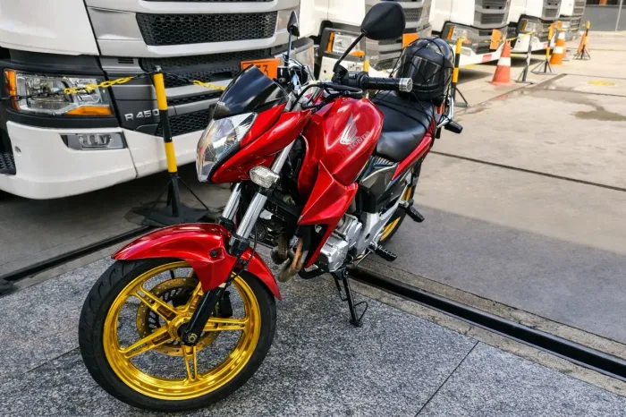 Moto com apenas 2 únicos donos, boa pra lazer e desempenho.