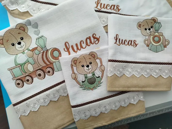 Kit de fraldas bordadas