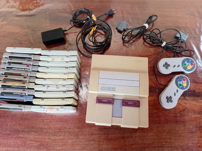 Super Nintendo com 20 jogos dois controles tudo funcionando só ligar e jogar