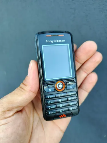 Celular antigo Sony Ericsson W200 relíquia