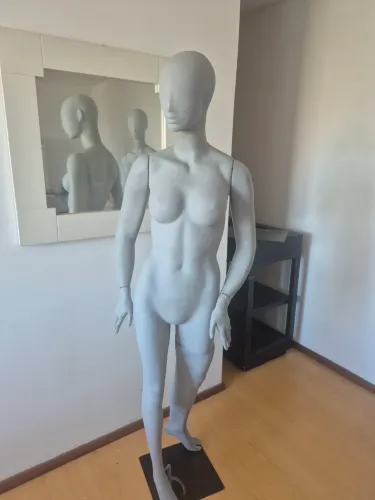 MANEQUIM FEMININA FIBRA DE VIDRO CINZA
