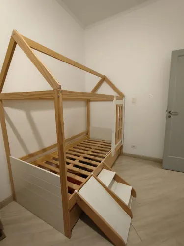 Cama Solteiro Infantil Reversível c /Janela Casinha e kit escadinha (Casa Tema)