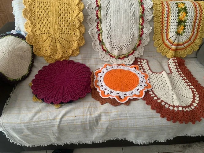 Temos passadeira e toalhinhas para sua mesa lindas de crochê e também kit para banheiro