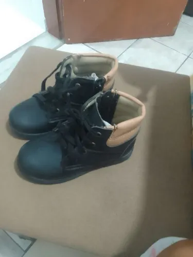 Bota nova e um sapato usado