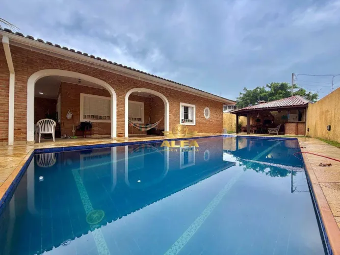Casa com piscina e ampla área gourmet na Praia da Enseada Alfa Imóveis Guarujá