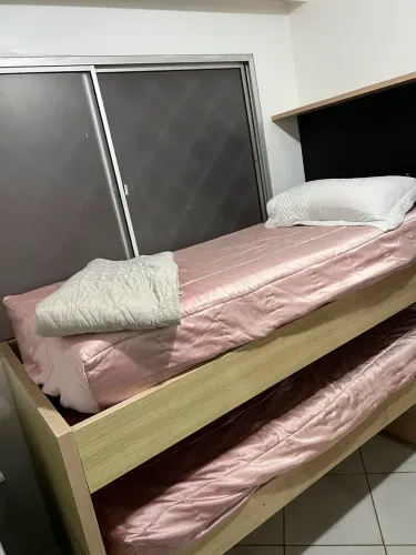 Bi cama com painel 