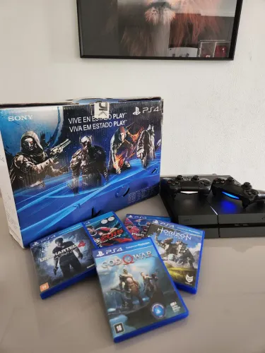 PS4 500 GB com jogos e 2 manetes na caixa!
