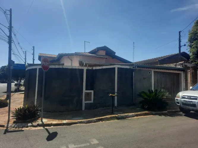 Casa à venda no Bairro Jardim de Fáveri em Cosmópolis - SP