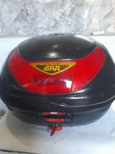 Vende se um bau Giva grande top sem qebrado com chave