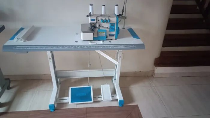 Máquina de costura overloque industrial