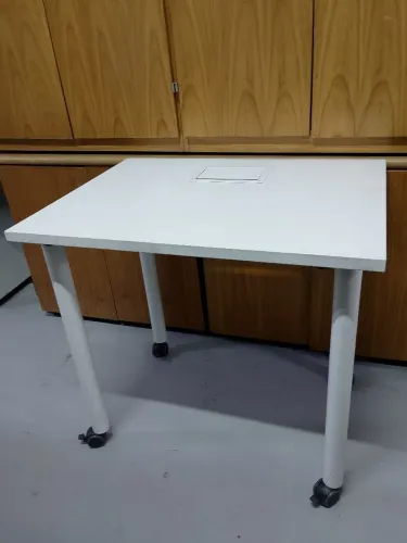 Mesa Com Rodinhas para Escritório-Branca