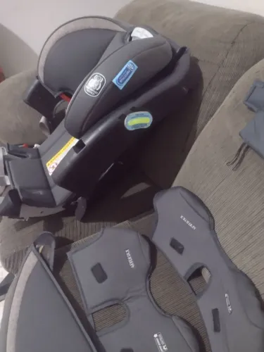 cadeirinha da Graco nova, (OBS: ESTA FALTANDO ALGUMAS PARTES POREM DA PRA COMPRAR SEPARADO