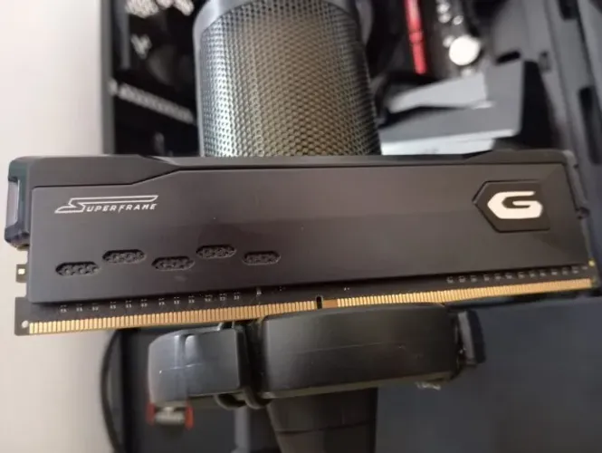 8GB RAM DDR4 3200Mhz GEIL --> VENDO OU TROCO
