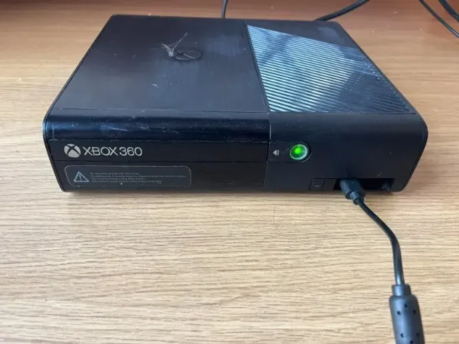 Xbox 360 E + Controle - Liga, porém apresenta erro E68