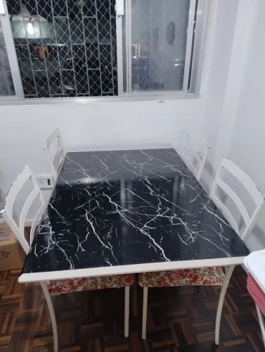 Mesa com 4 cadeiras