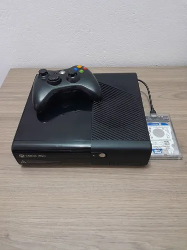 Xbox 360 Super Slim com HD de destrave e mais de 80 jogos
