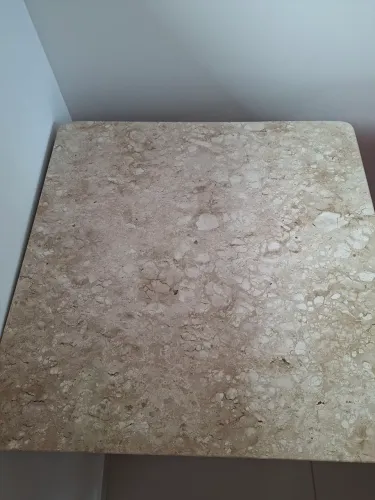 Mesa de madeira com pedra travertina