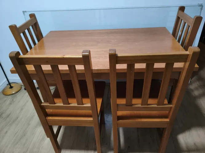 Mesa de jantar de madeira