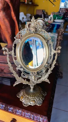 Lindo e antigo espelho com detalhes totalmente em bronze